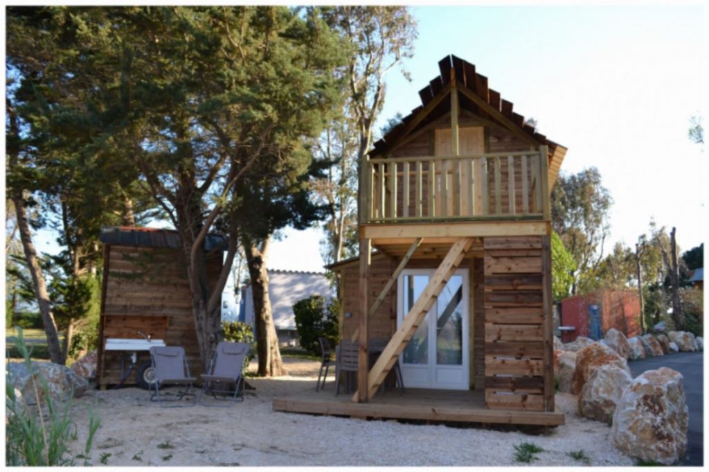 Location insolite en bord de mer mediterranée : le faré polynésien